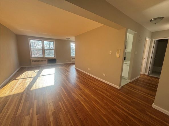 241-20 Northern Blvd 6H, Douglaston NY 11363