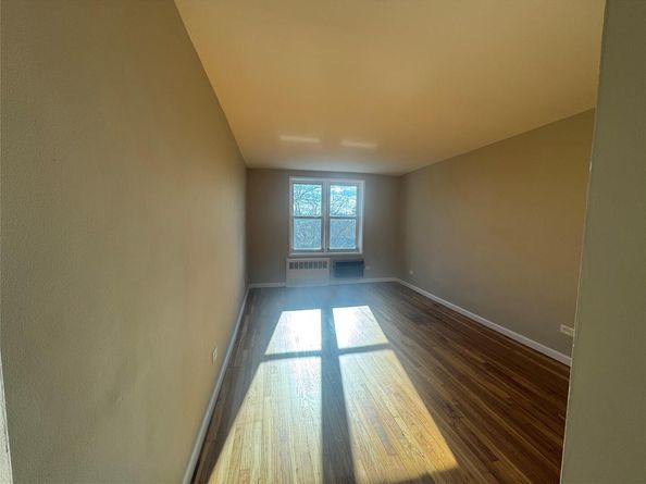 241-20 Northern Blvd 6H, Douglaston NY 11363