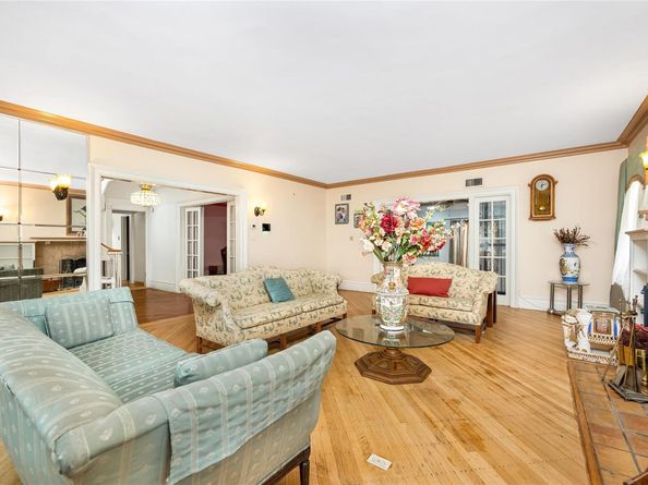 24 Lawrence Avenue, Rockville Centre NY 11570