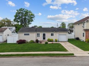 21 Peter Lane, Plainview NY 11803