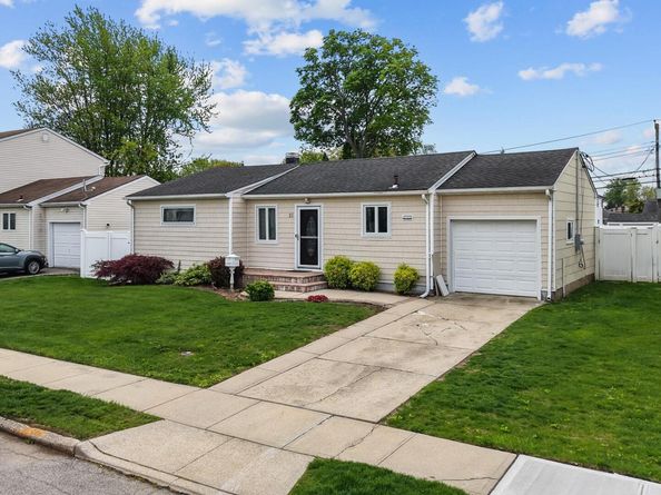 21 Peter Lane, Plainview NY 11803