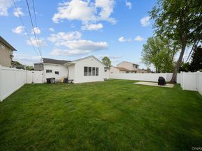 21 Peter Lane, Plainview NY 11803