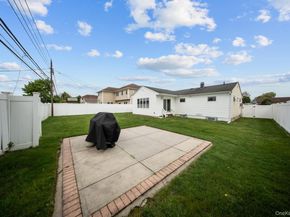 21 Peter Lane, Plainview NY 11803