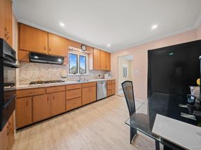 21 Peter Lane, Plainview NY 11803