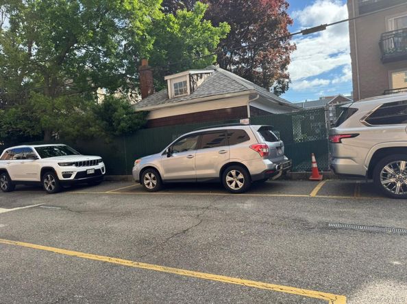 42-23 212 Street 3C, Bayside NY 11361