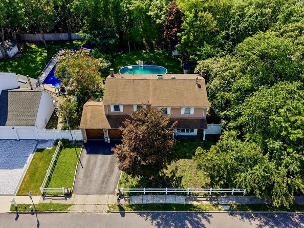 8 Singingwood Drive, Holbrook NY 11741