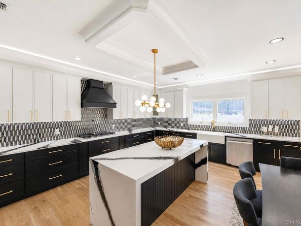 43 W Cabot Lane, Westbury NY 11590
