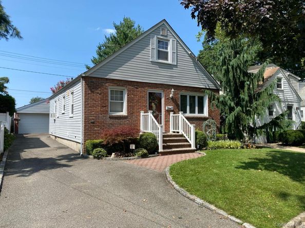 98 Albertson Place, Mineola NY 11501