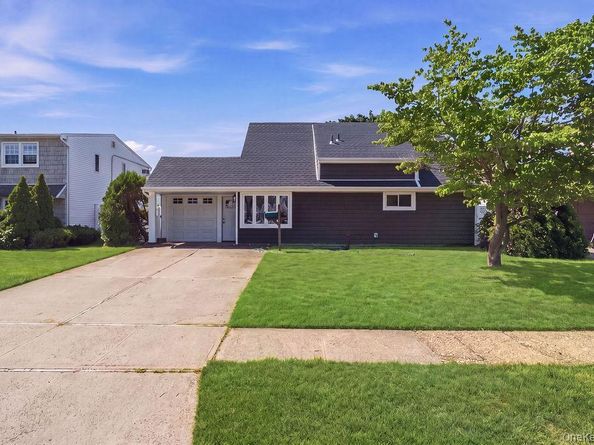 56 Summer Lane, Hicksville NY 11801