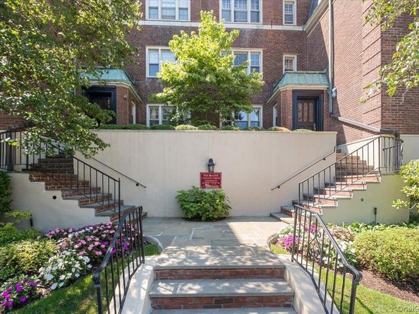 7 Chateaux Circle 7F, Scarsdale NY 10583