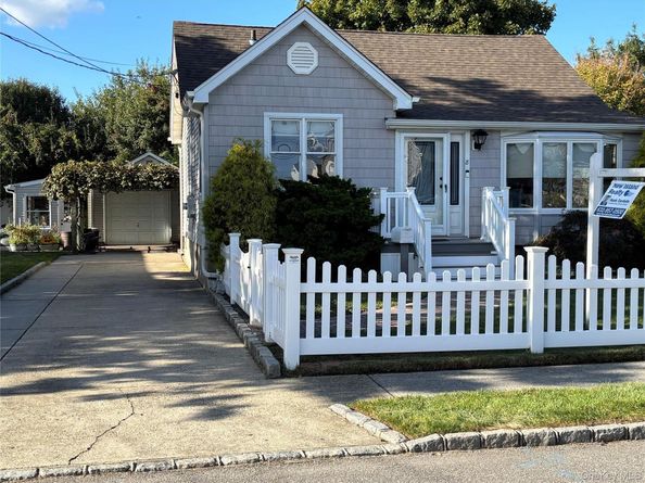 8 Walnut Place, Lindenhurst NY 11757
