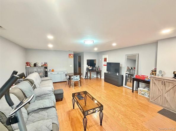 3-31 Endeavor Place B, College Point NY 11356