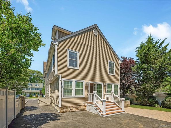 20 Woods Place, Rockville Centre NY 11570