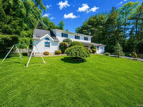 7 New Jersey Court, Dix Hills NY 11746