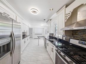 7 New Jersey Court, Dix Hills NY 11746