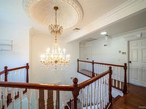 7 New Jersey Court, Dix Hills NY 11746