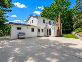 7 New Jersey Court, Dix Hills NY 11746