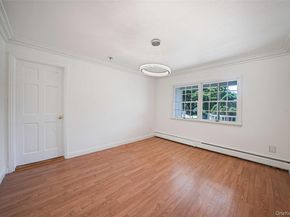7 New Jersey Court, Dix Hills NY 11746