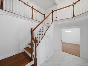 7 New Jersey Court, Dix Hills NY 11746