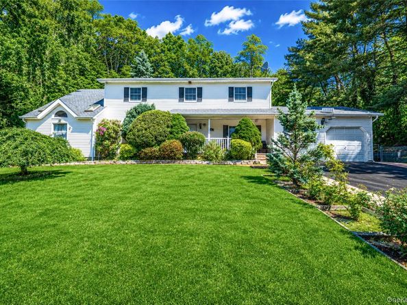 7 New Jersey Court, Dix Hills NY 11746