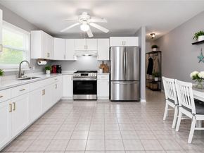 7 New Jersey Court, Dix Hills NY 11746