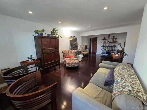 210 E Broadway 1H, Long Beach NY 11561