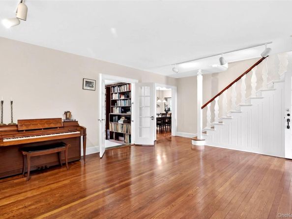 10 Crescent Road, Port Washington NY 11050