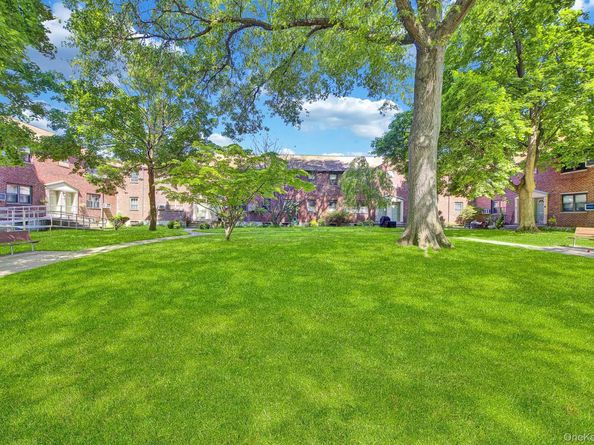 5850 246th Crescent C7, Douglaston NY 11362