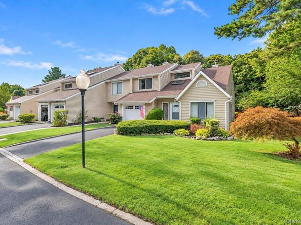12 Hidden Pines Way, Bohemia NY 11716