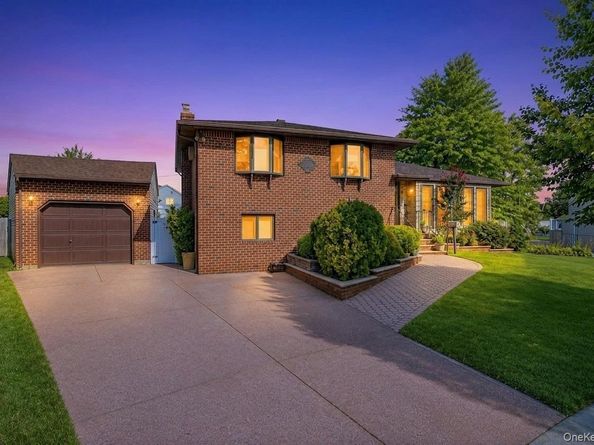 11 Verbena Court, Hicksville NY 11801