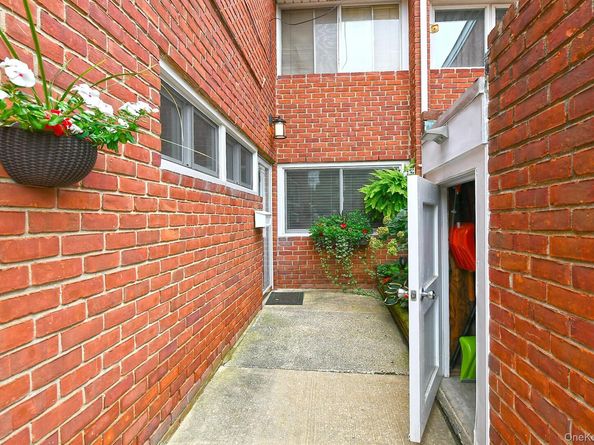 745 Conklin Street 18, Farmingdale NY 11735