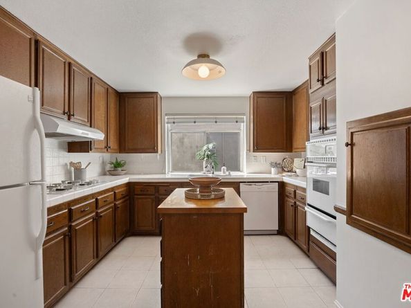 18135 Burbank Boulevard 6, Tarzana CA 91356