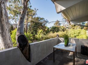 574 Latimer Road, Santa Monica CA 90402