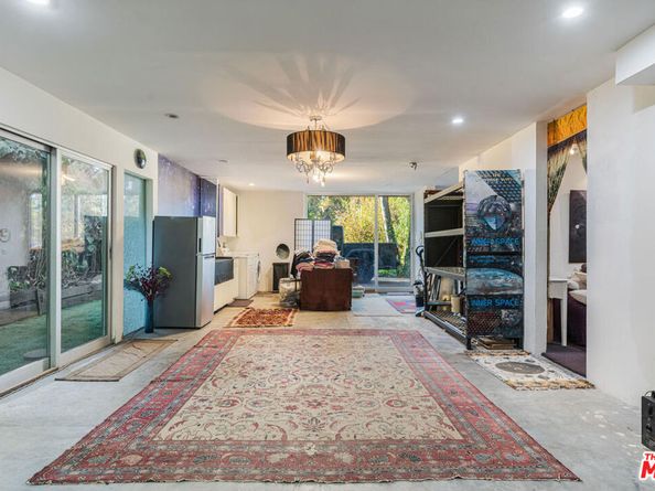 574 Latimer Road, Santa Monica CA 90402