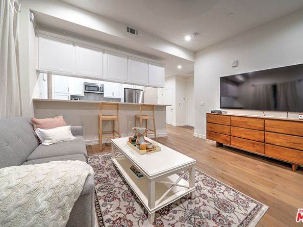 1041 N Spaulding Avenue 104, West Hollywood CA 90046