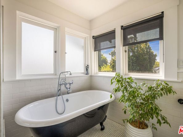 221 S St Andrews Place, Los Angeles CA 90004