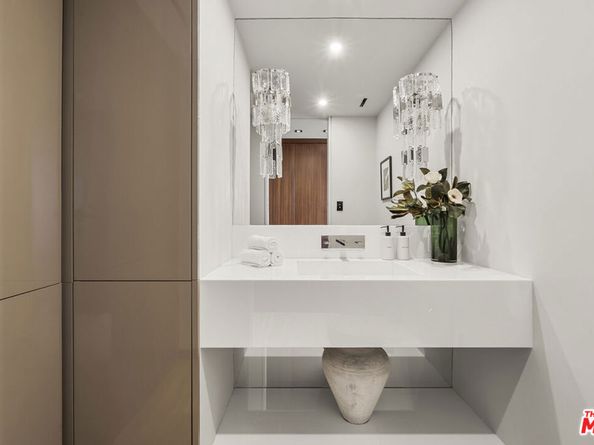 9255 Doheny Road 2006, West Hollywood CA 90069