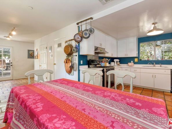 1421 W Clark Avenue, Burbank CA 91506