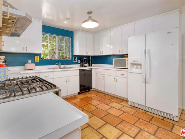 1421 W Clark Avenue, Burbank CA 91506