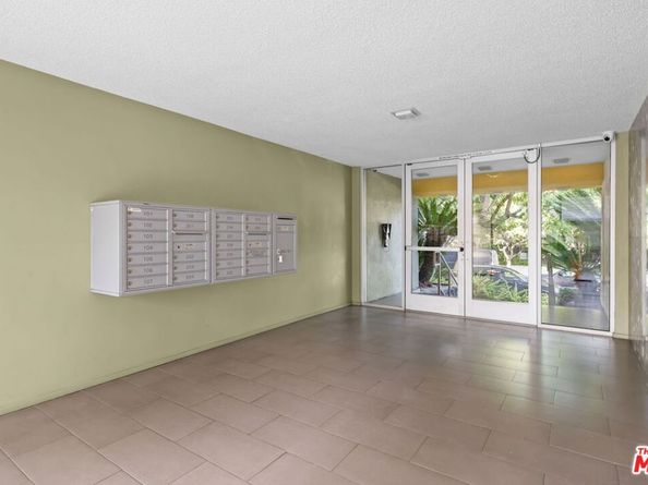 1525 N Hayworth Avenue 302, Los Angeles CA 90046