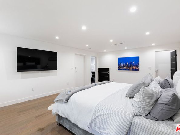 18721 Hatteras Street 10, Tarzana CA 91356