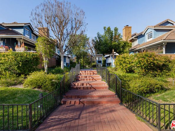 18721 Hatteras Street 10, Tarzana CA 91356