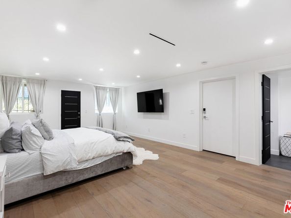 18721 Hatteras Street 10, Tarzana CA 91356