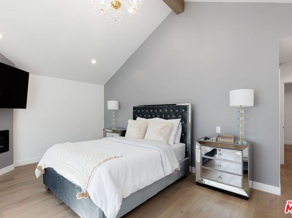 18721 Hatteras Street 10, Tarzana CA 91356