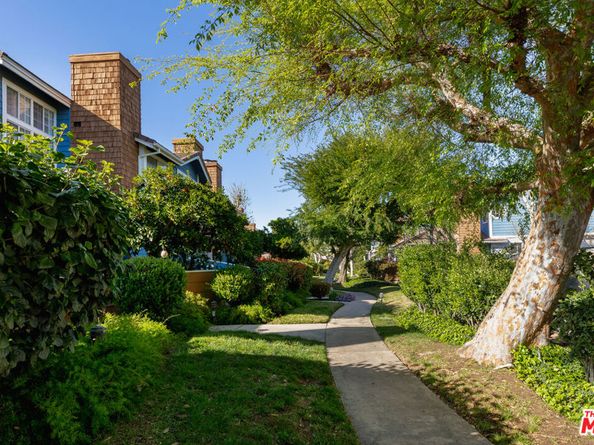 18721 Hatteras Street 10, Tarzana CA 91356