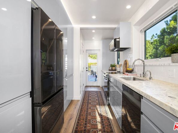 3744 Redwood Avenue, Los Angeles CA 90066