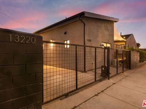 3744 Redwood Avenue, Los Angeles CA 90066