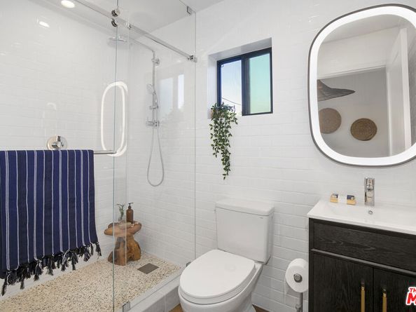 3744 Redwood Avenue, Los Angeles CA 90066