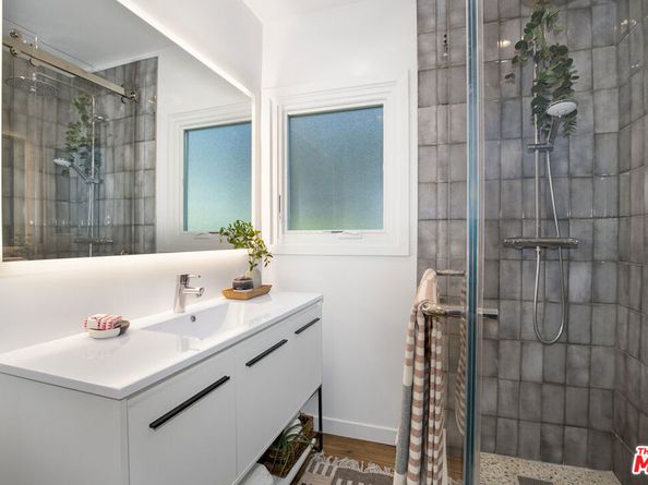 3744 Redwood Avenue, Los Angeles CA 90066