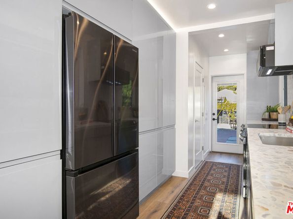 3744 Redwood Avenue, Los Angeles CA 90066